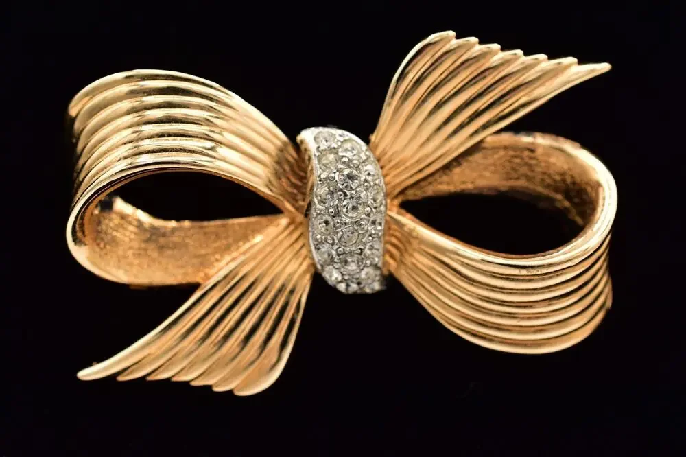 Vintage Gold Bow Brooch Crystal Rhinestone Ribbed Ribbon Statement Pin 1980s A25